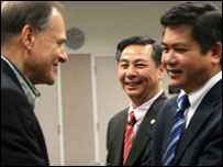 Dân biểu Liên bang Nick Lampson với các ông Hubert Võ và Hoàng Duy Hùng-ảnh từ trang vietbao.com