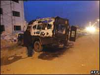 وسیله نقلیه پلیس که در درگیری ها آتش زده شد