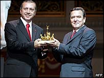 Turecký premiér Recep Tayyip Erdogan a německý kancléř Schröder