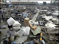 Sobrevivente em Banda Aceh tenta salvar pertences 