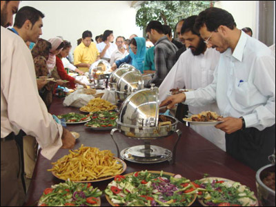 شرکت کننده ها در حال صرف طعام