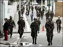 Militares policiam ruas de Bogotá em meio a campanha eleitoral