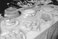 Byrddau'r dafarn boblogaidd yn llawn o deisennau 