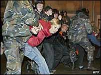 Policejní zásah proti opozičním aktivistům v roce 2004