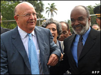 René Préval (à dir.) com o ministro do Exterior da República Dominicana, Carlos Morales Troncosco