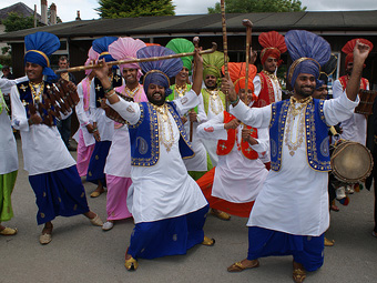 Grwp yn paratoi ar gyfer yr orymdaith