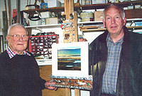 Yr arlunydd Ogwyn Davies yn cyflwyno'r print cynta o'i lun o Gors Caron i Ian Huws, cadeirydd Pwyllgor Cyllid a Chyhoeddusrwydd. 