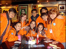 Niños mexicanos varados en Londres. Foto enviada por Ricardo Marín, soy padre de Gerardo Marín Aldrete, de 15 años de edad, alumno del Colegio Madison Campus Chihuahua. 