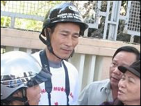 Blogger Điếu Cày (người đội mũ)