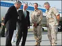ABD Savunma Bakanı Donald Rumsfeld Kırgız üssünde