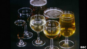 фужеры с вином и кружки с пивом