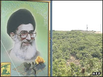 پوستر آيت الله خامنه در يک روستای مرزی لبنان و اسرائيل