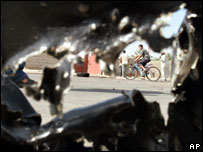 Escombros de veículo que sofreu explosão em Bagdá