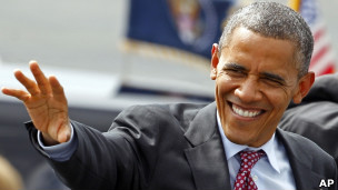 Obama acena para eleitores ao chegar a Charlotte, para a Convenção Nacional Democrata (Foto: AP)