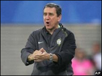 Parreira gesticula para jogadores na partida contra a Grécia