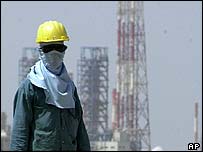 Trabalhor de uma refinaria de petróleo na Arábia Saudita