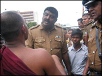 Protesting monks with the police (photo Elmo Fernando)