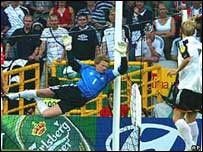 Kahn não consegue evitar o primeiro gol checo