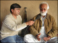 اعجاز مہر اکبر بگٹی کا انٹرویو کر رہے ہیں