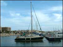 В Середземне море мешканці узбережжя полюбляють викидати сміття