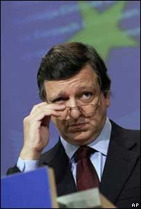 O presidente da Comissão Européia, José Manuel Durão Barroso, anunciando o pacote
