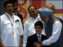 अजय पुरी को शाबासी देते प्रधानमंत्री मनमोहन सिंह