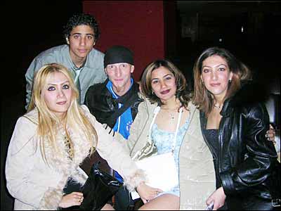 گیتاریست ابی با خواهر و برادر افسانه