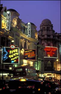 As fachadas iluminadas dos teatros na avenida Shaftesbury, no West End, a chamada teatrolância de Londres. Crédito: www.viewonbritain.com