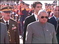 सुरक्षा घेरे में वाजपेयी