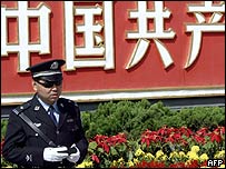 Policial em frente ao complexo onde ficarão os líderes do PC chinês em Pequim durante Congresso quinqüenal