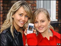 بازيگران مجموعه تلويزيونی خيابان کورونيشن، يک تلفن همراه را در دست گرفته اند