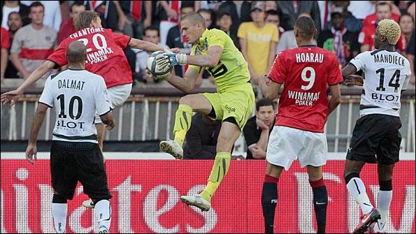 Rennes goalkeeper Nicolas Douchez catches the ball against PSG 