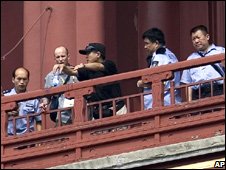 Cảnh sát và các quan chức nước ngoài tại hiện trường