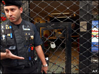 Policial na frente do prédio do Partido Popular