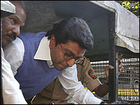 पुलिस हिरासत में राज ठाकरे (फ़ाइल फ़ोटो)