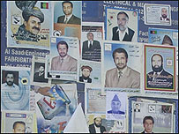 ديوار پوشيده از پوسترهای تبليغاتی نامزدهای انتخاباتی