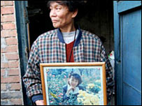 Dong Jiqin, com foto de Ni Yulan