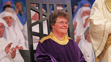 Hilma Edwards yn ennill y Gadair yn 2008