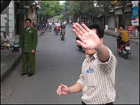 Cảnh trước ngõ nhà của Bác sĩ Phạm Hồng Sơn ở phố Thụy Khuê, Hà Nội