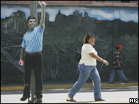 Pedestre passa em frente a reprodução em papel do prefeito de Chacao, Leopoldo López, líder da oposição