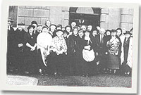 Rhai o'r aelodau a fu'n perfformio'r pasiant Yn Ol eu Traed