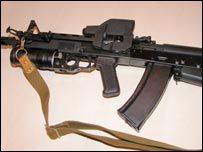 Серед зброї, знайденої в підвалі, були автомати Калашникова, подібні до того, що на фото Укрінформу