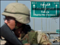 फ़लूजा के बाहर अमरीकी सैनिक