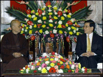 Thiền sư Thích Nhất Hạnh và Chủ tịch Nguyễn Minh Triết-ảnh tư liệu