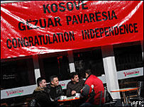 Të rinj duke festuar nën një flamur