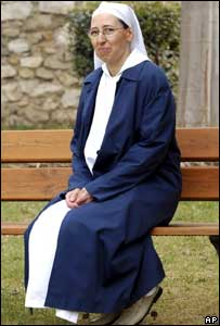 A irmã Marie-Simon-Pierre, que teria sido agraciada com um milagre de João Paulo 2º