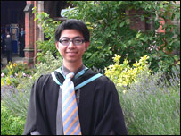 北爱尔兰女王大学管理系毕业生张宇怀