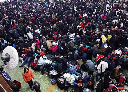 Các hành khách đang chờ đợi ở nhà ga tàu hoả thành phố Vũ Hán, ngày 27/01/2008