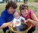 Eisteddfod gyntaf Ceiri Humphreys, 10 wythnos oed, gyda'i dad Edwin, sy'n aelod o Seindorf Trefor, a'i fam Einir