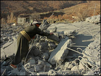 Vurulan bir köydeki enkaz